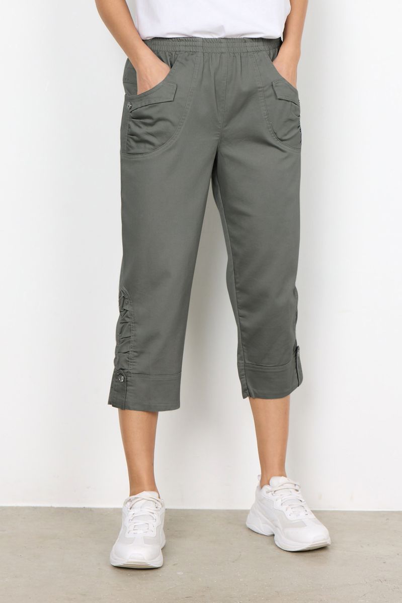 Akila capri med en knapp militær