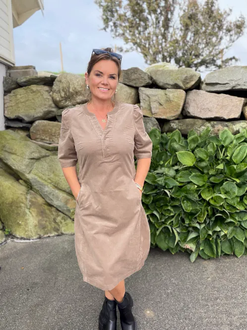 Hovedbilde Olana Dress – Desert Taupe 🤎