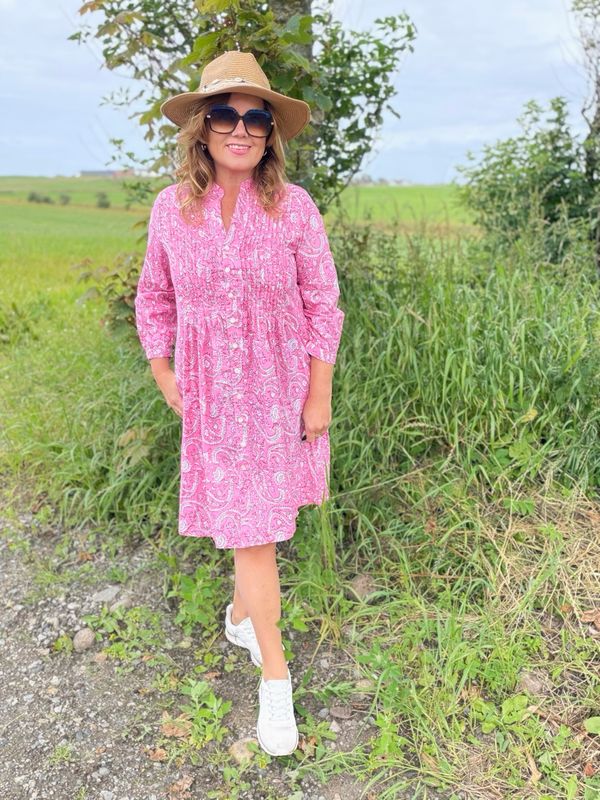 Pink dress med knapper foran